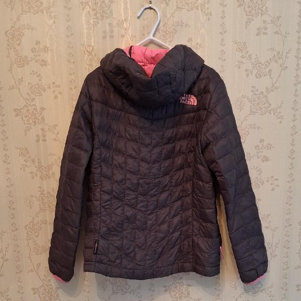 Girls XS / Size 6 The North Face Dark Charcoal & Pink Quilted Mid-Season Jacket - Picture 3 of 9